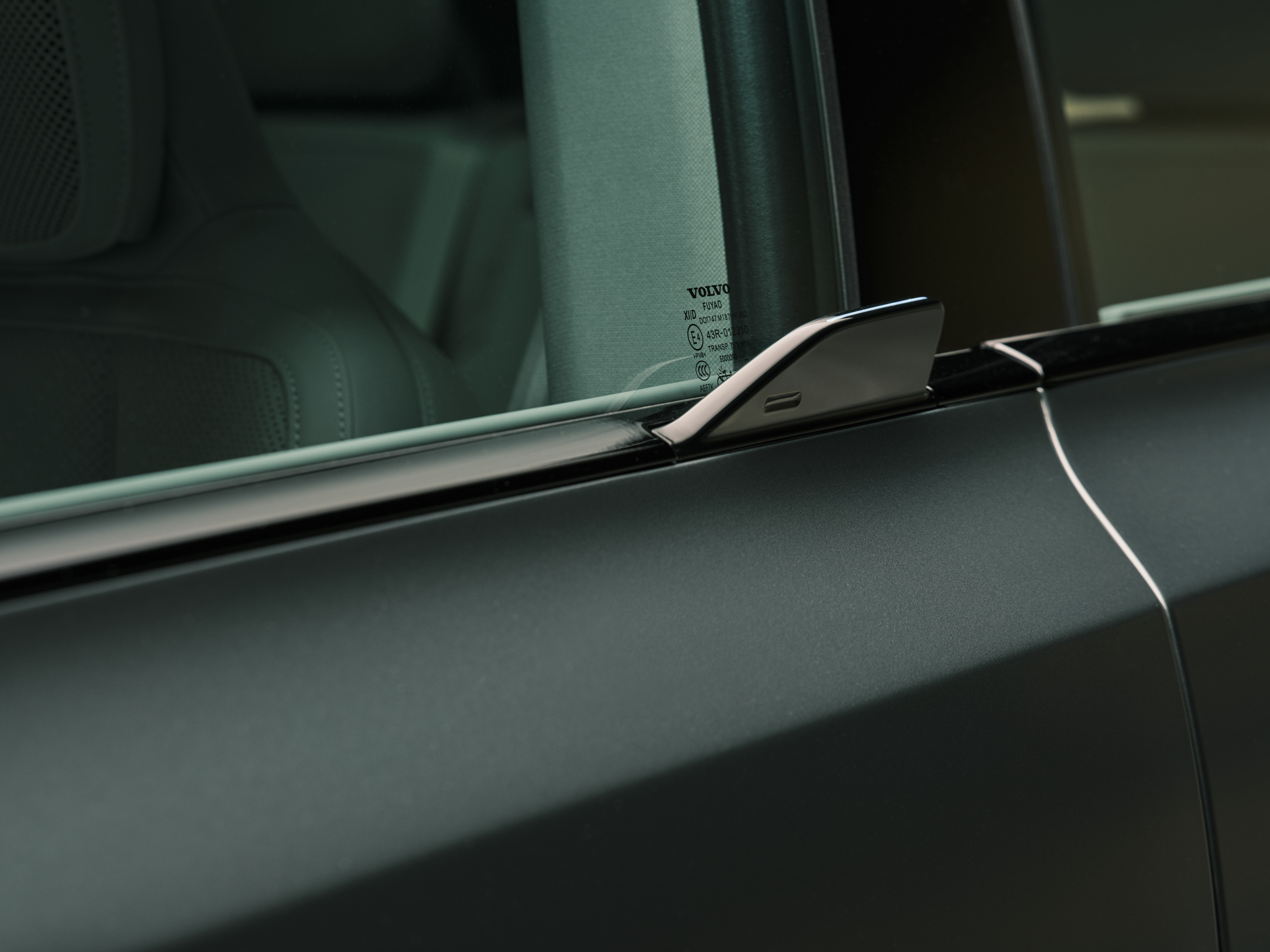 Volvo_EX60_studio(17)