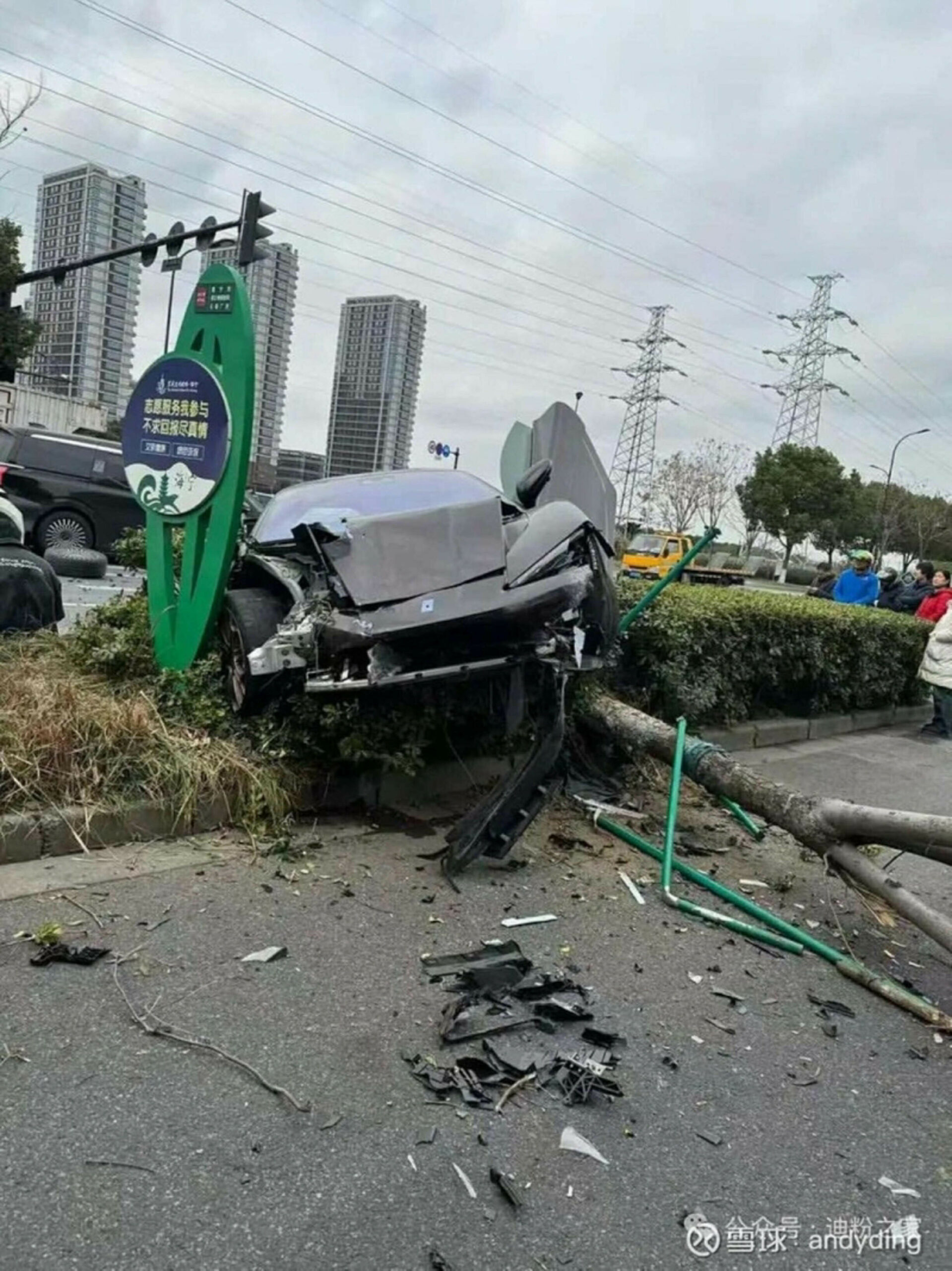 Yangwang U9 crash 00001