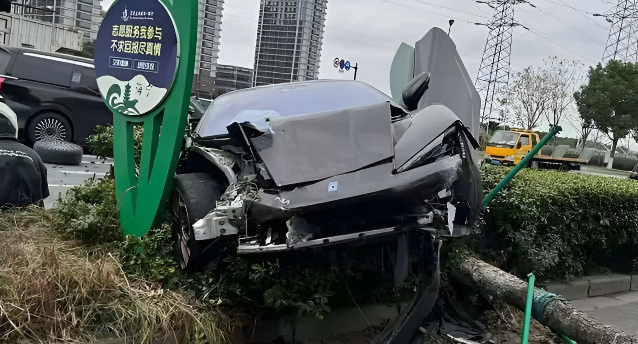 Yangwang U9 crash 00007