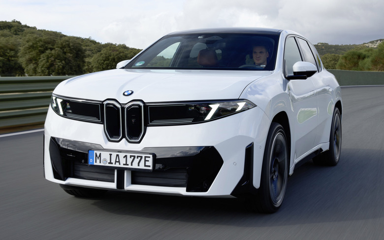 P90626852_highRes_the-new-bmw-ix3-50-x copy