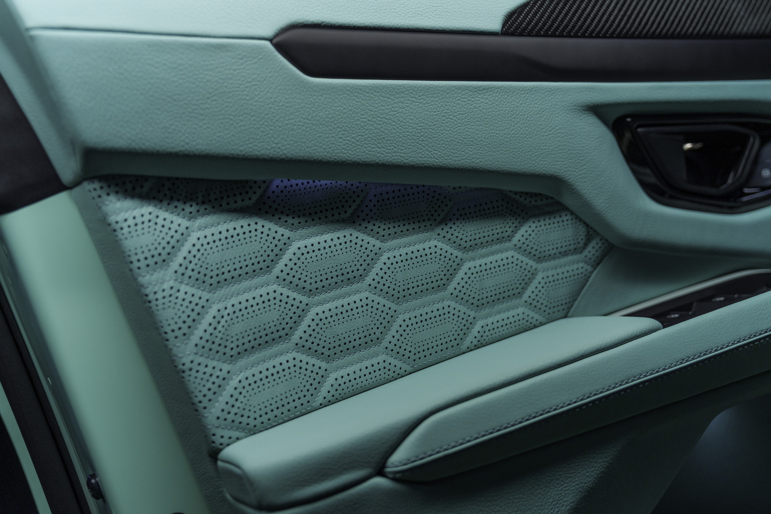 Brabus 900 Mint - Lamborghini Urus - On Location (20)