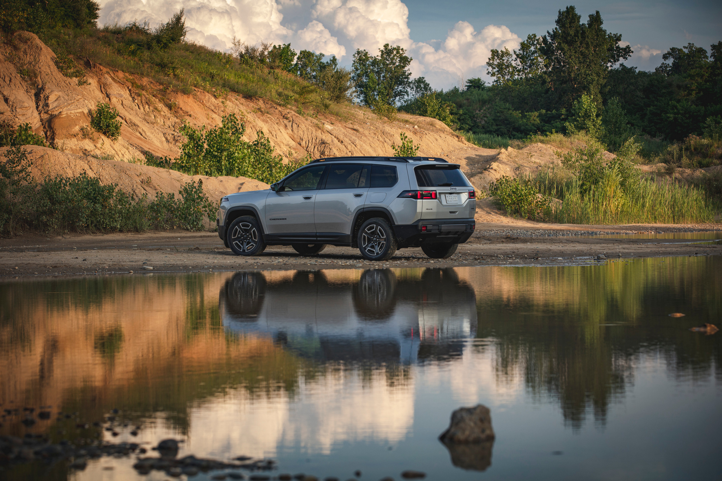 2026 Jeep Cherokee 820 320