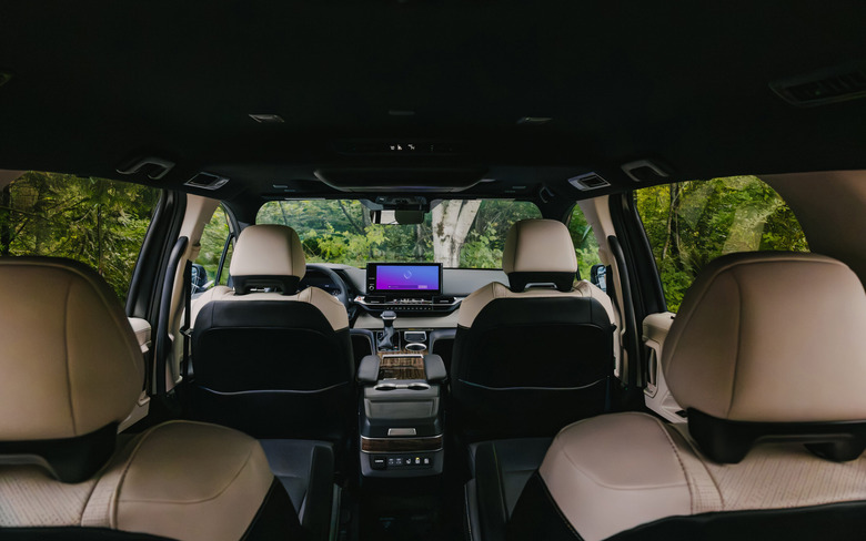 2026_Toyota-Sienna_Platinum_0002
