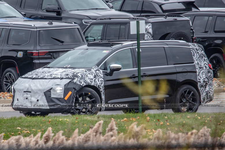 Chrysler Pacifica spy shots 00007