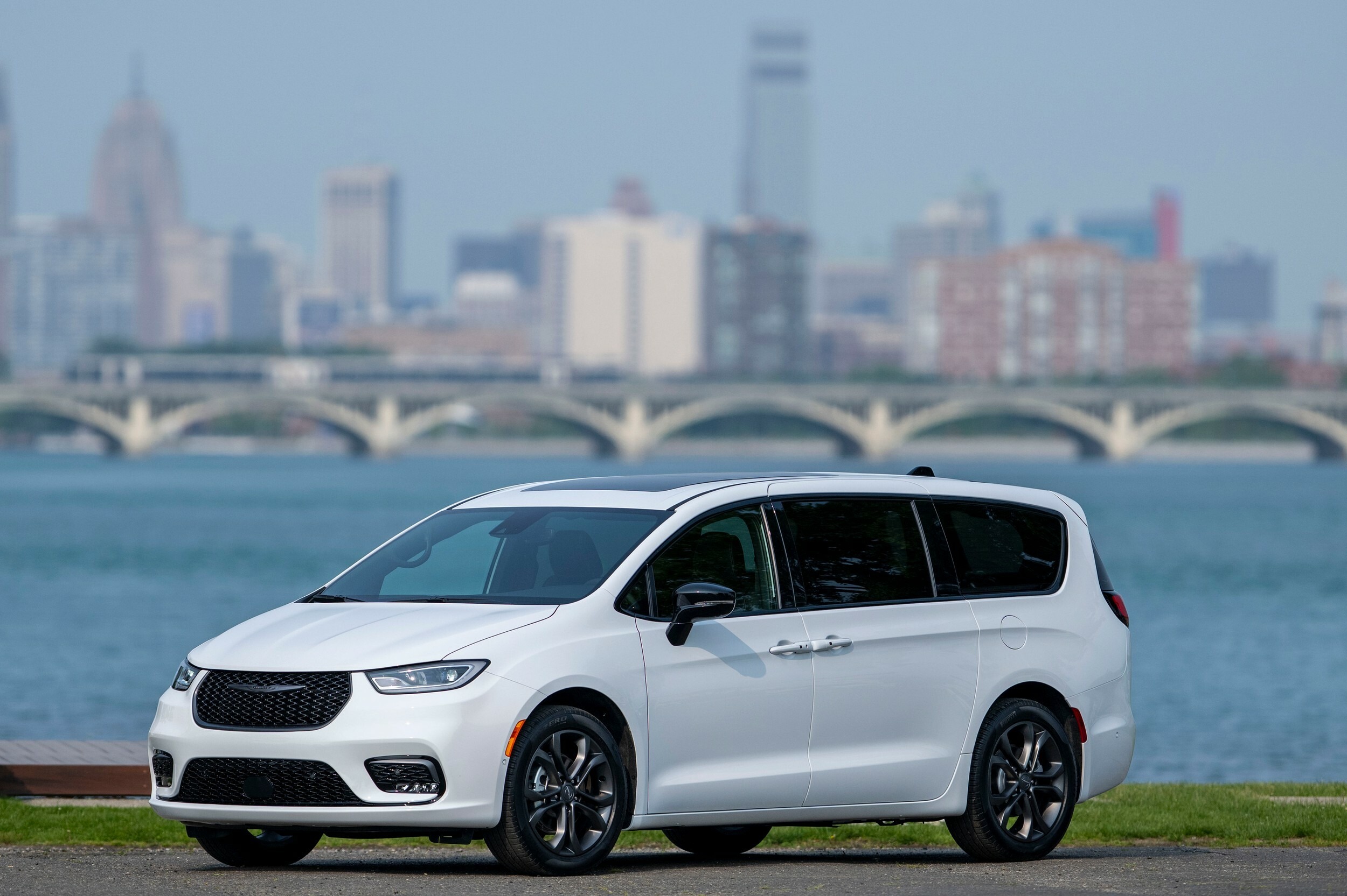 2026 Chrysler Pacifica 100th Anniversary Edition. 604 1