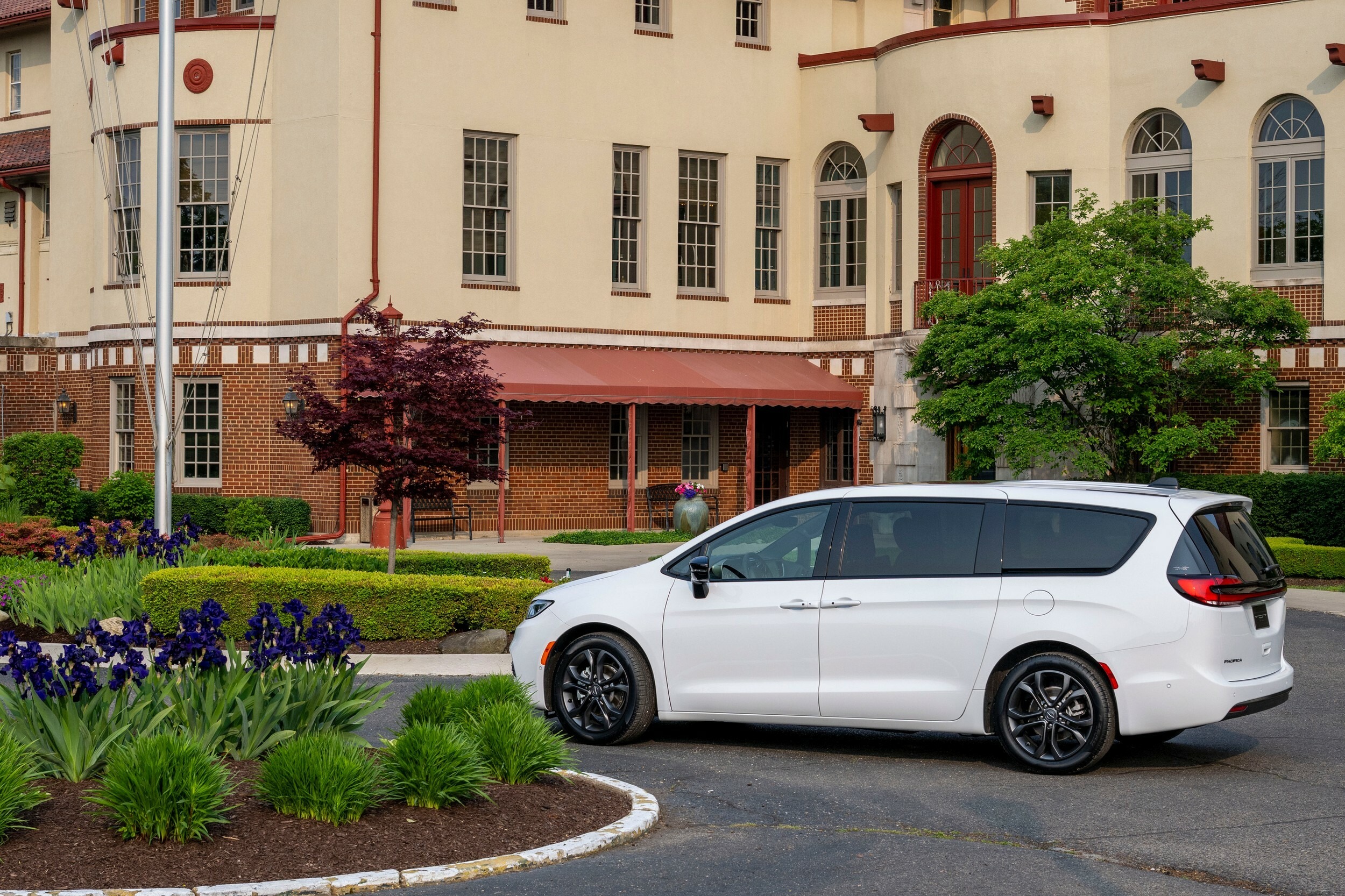 2026 Chrysler Pacifica 100th Anniversary Edition. 604 3