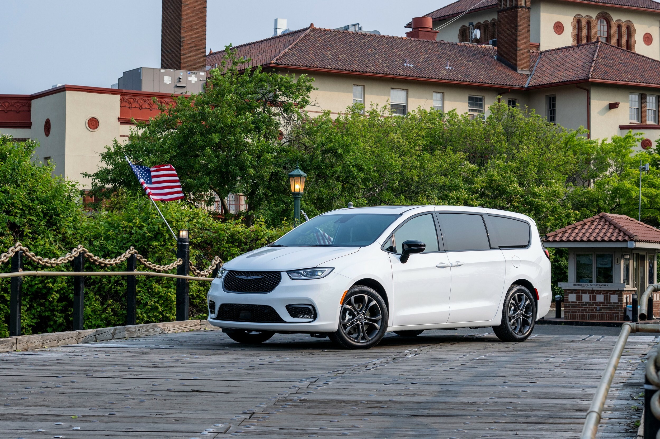2026 Chrysler Pacifica 100th Anniversary Edition. 604 4