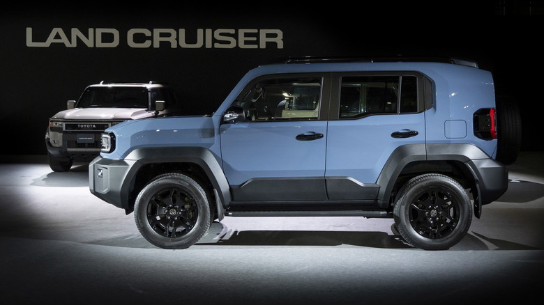 Toyota Land Cruiser FJ - Showroom (3)