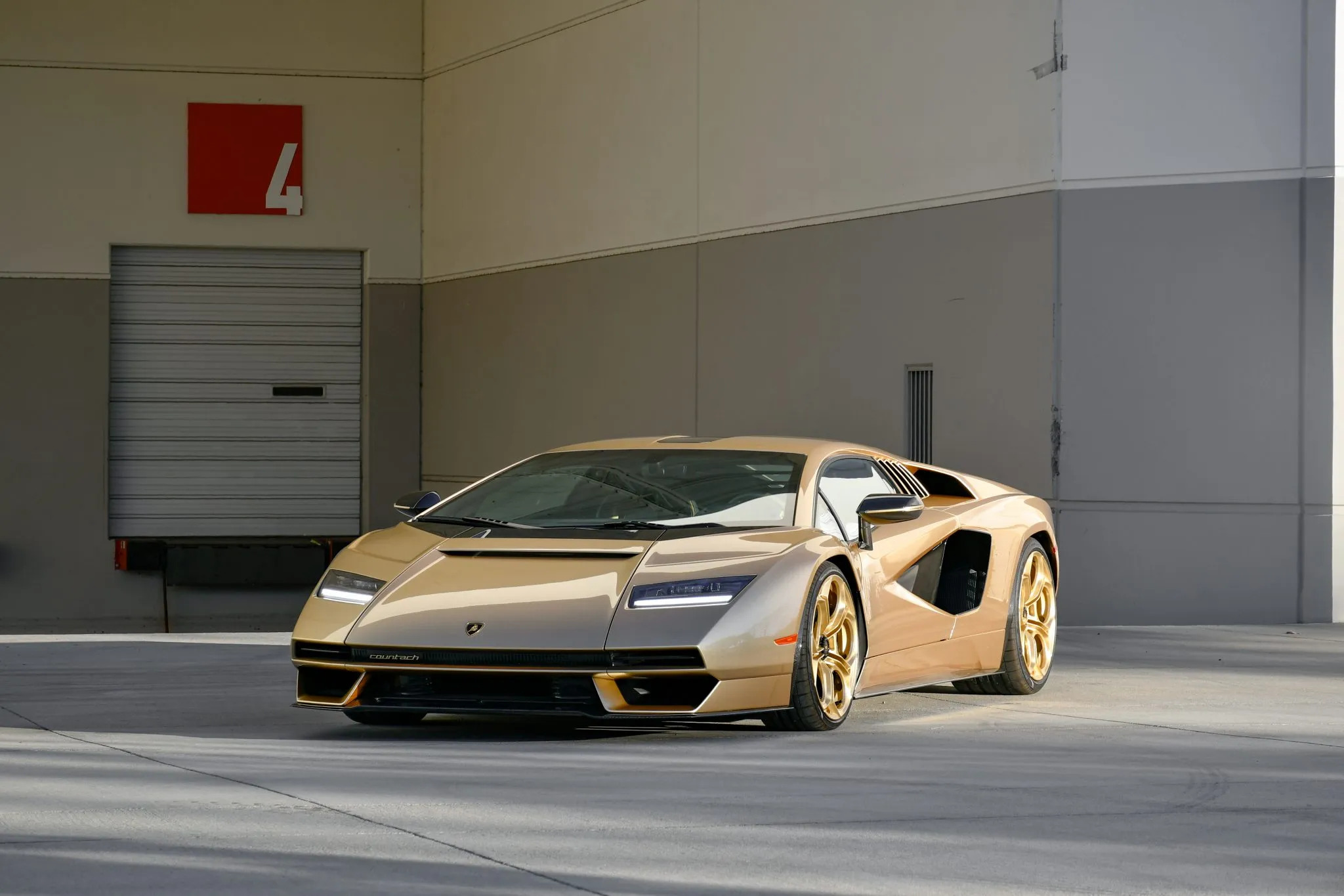 2022 Lamborghini Countach LPI 800-4 Gold Auction - 1