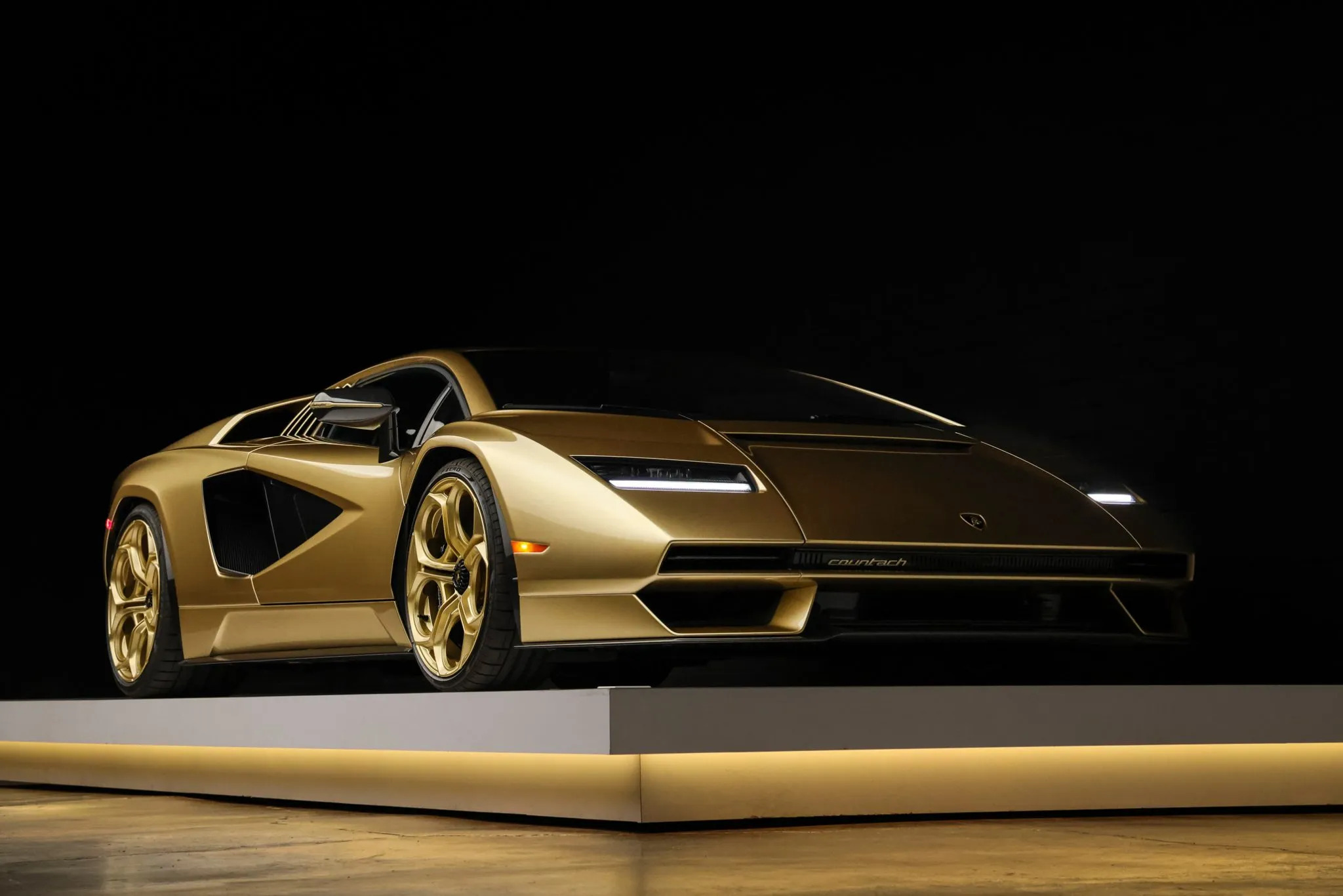 2022 Lamborghini Countach LPI 800-4 Gold Auction - 11