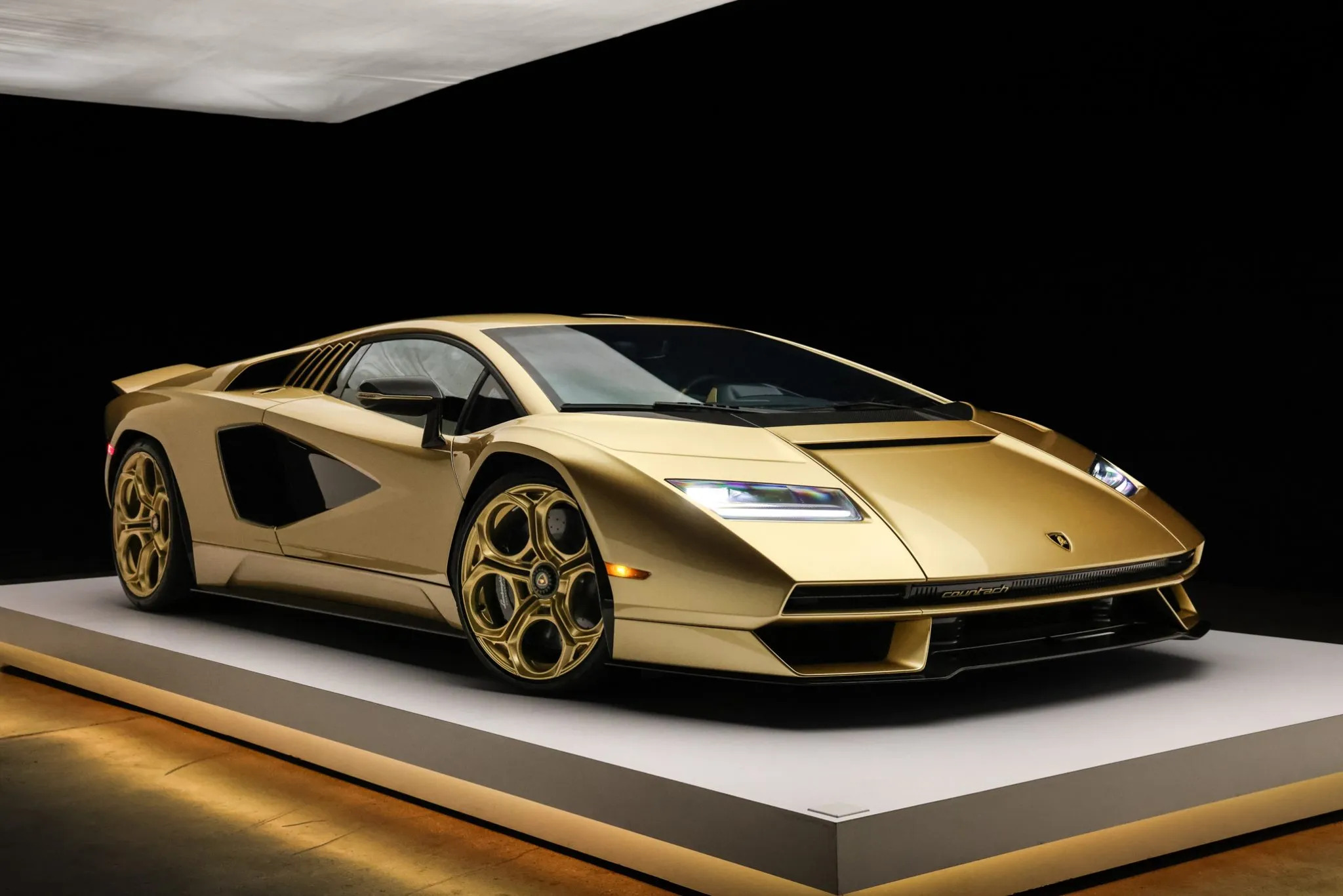 2022 Lamborghini Countach LPI 800-4 Gold Auction - 12