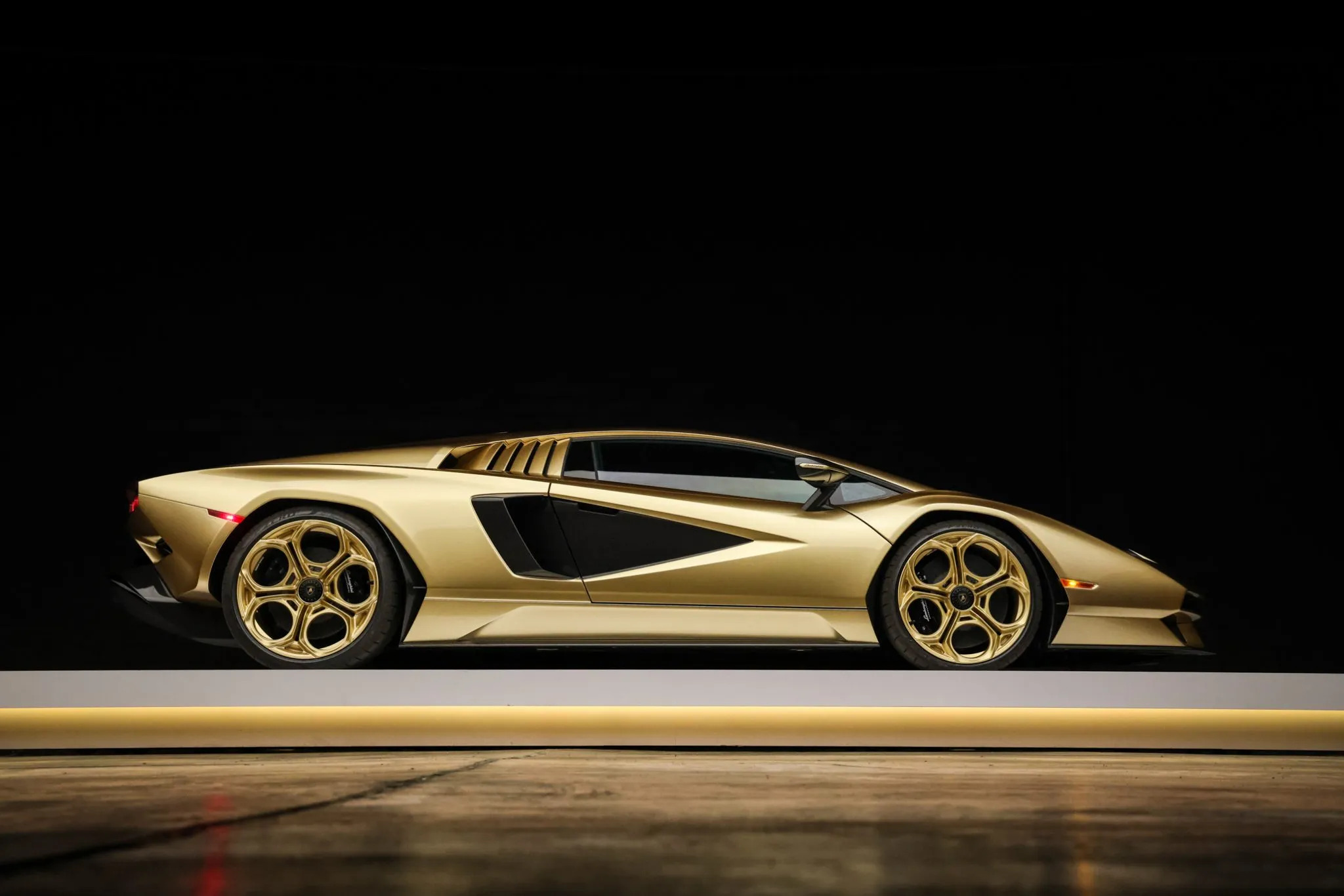 2022 Lamborghini Countach LPI 800-4 Gold Auction - 13