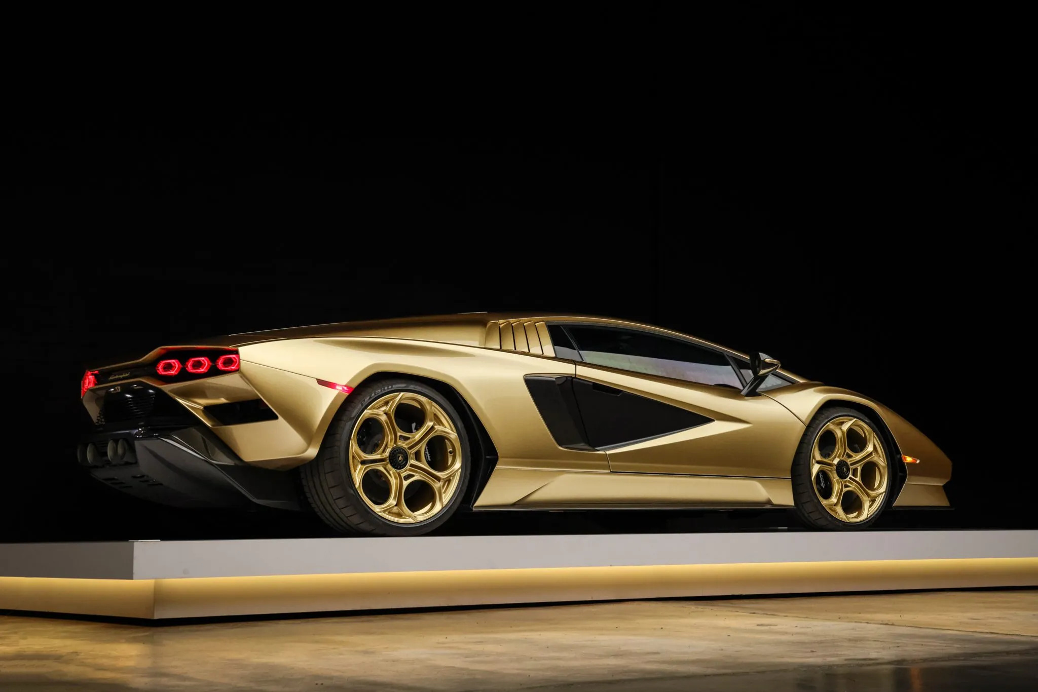 2022 Lamborghini Countach LPI 800-4 Gold Auction - 14