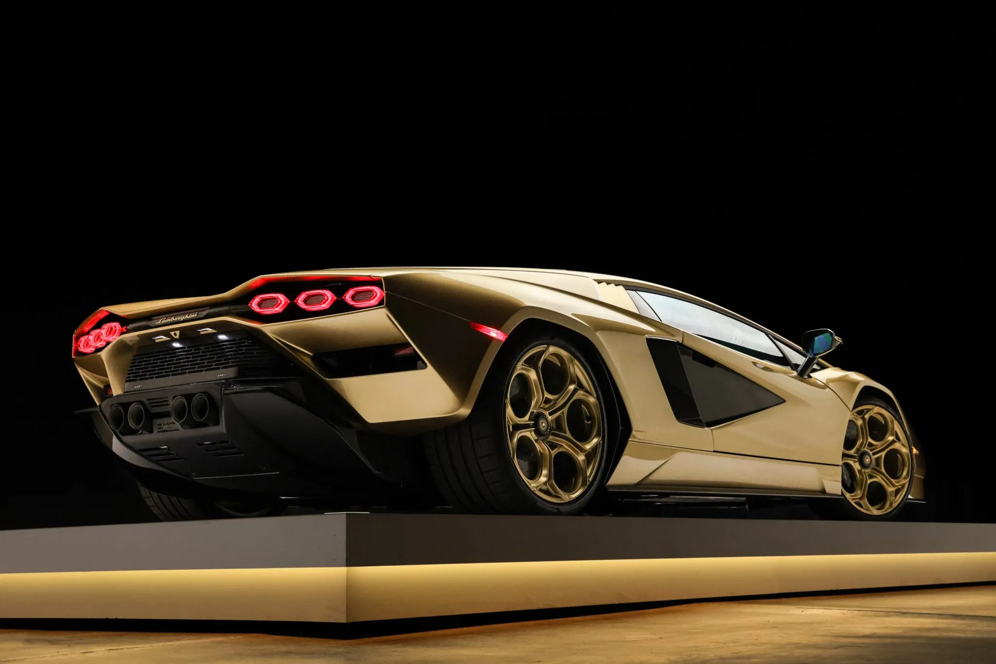 2022 Lamborghini Countach LPI 800-4 Gold Auction - 15