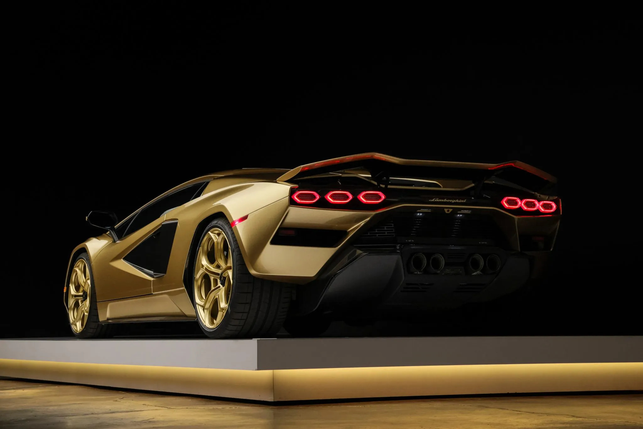 2022 Lamborghini Countach LPI 800-4 Gold Auction - 16
