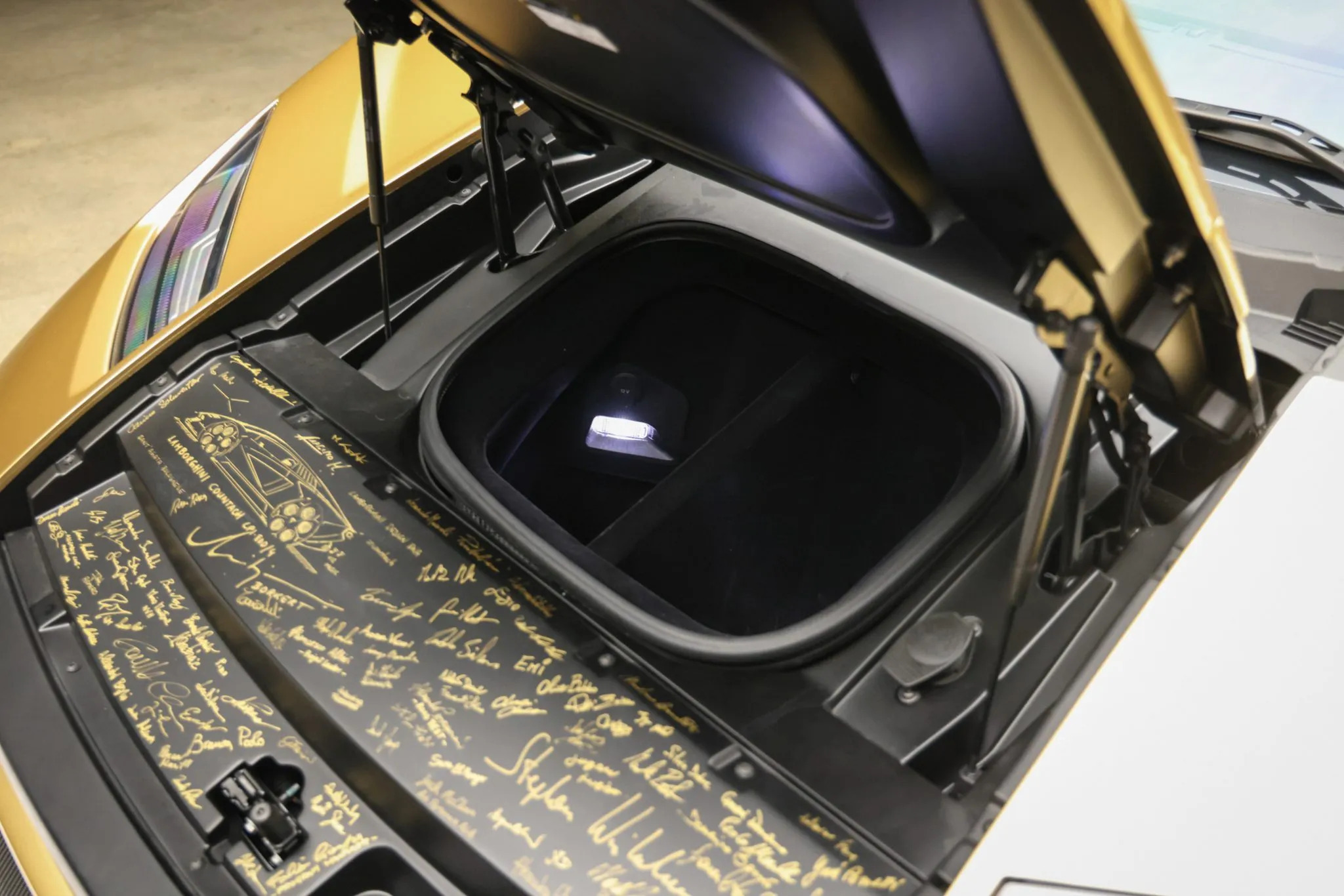 2022 Lamborghini Countach LPI 800-4 Gold Auction - 29