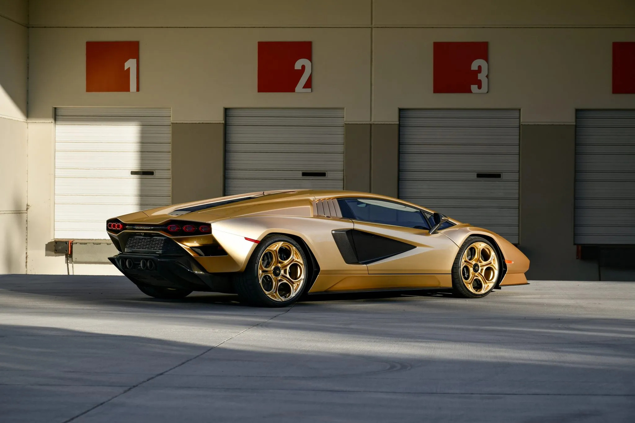 2022 Lamborghini Countach LPI 800-4 Gold Auction - 3