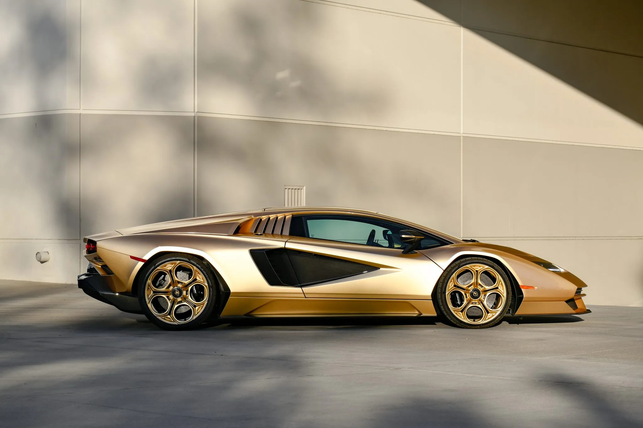 2022 Lamborghini Countach LPI 800-4 Gold Auction - 4