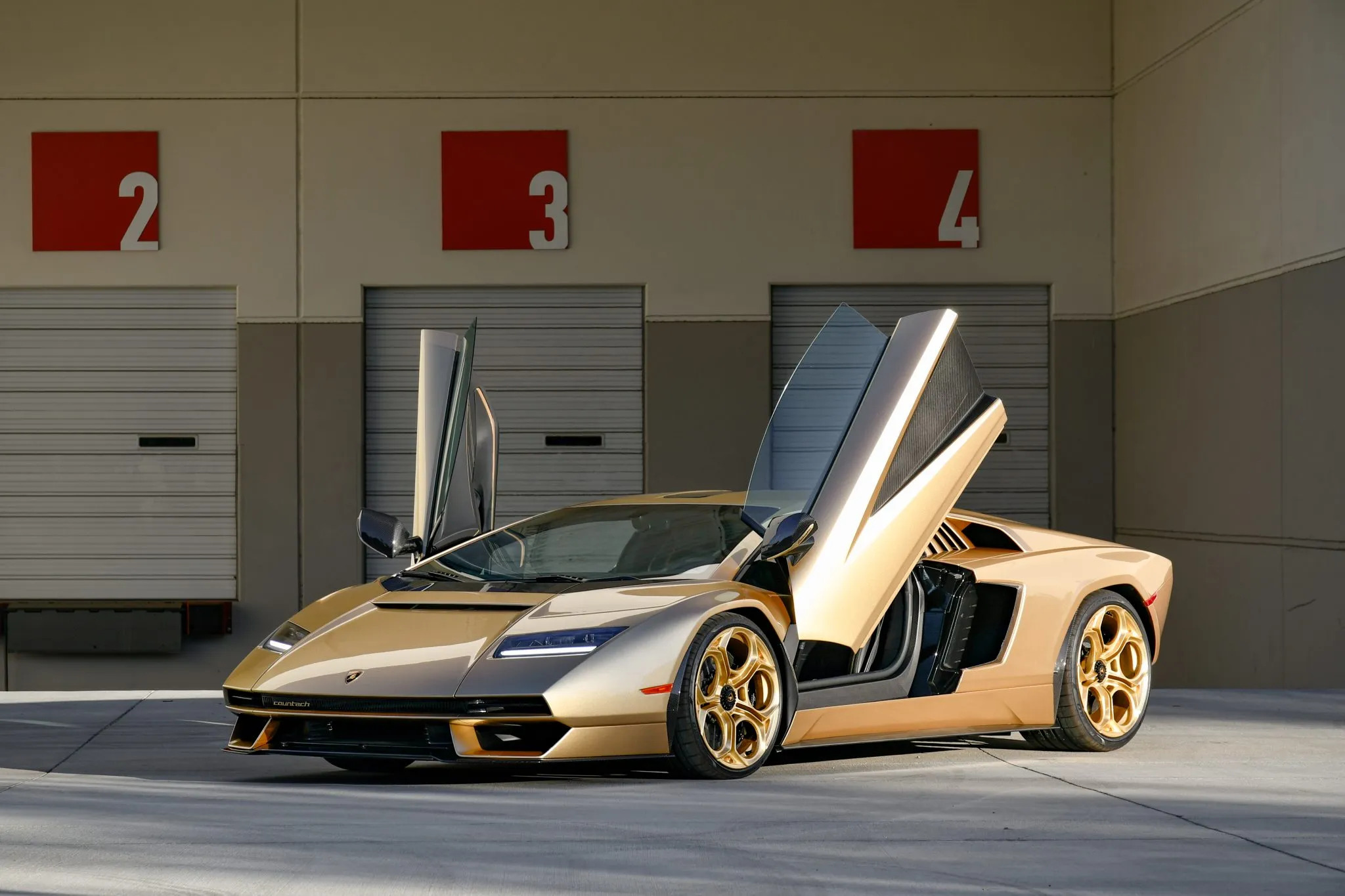 2022 Lamborghini Countach LPI 800-4 Gold Auction - 5
