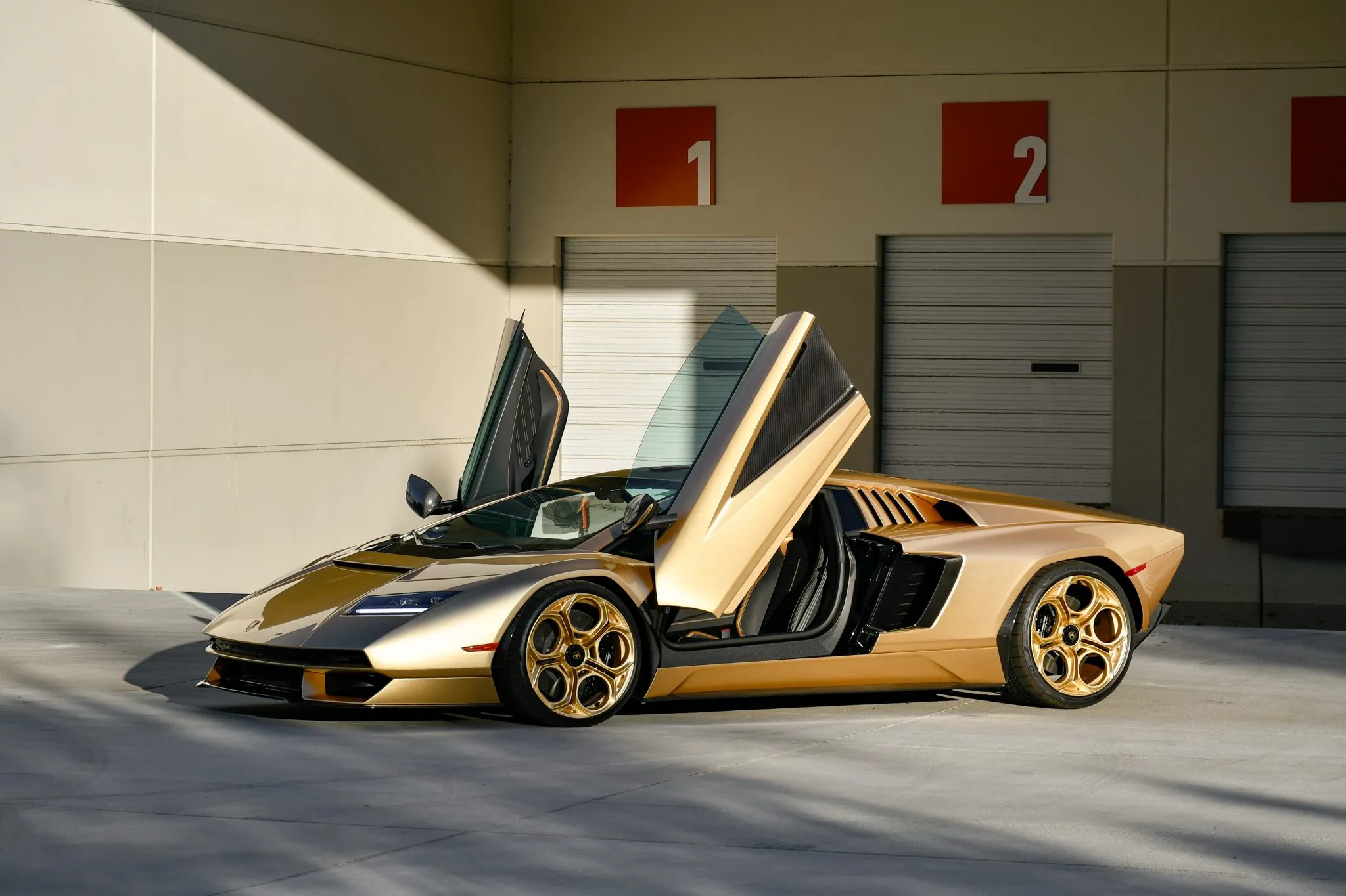 2022 Lamborghini Countach LPI 800-4 Gold Auction - 6