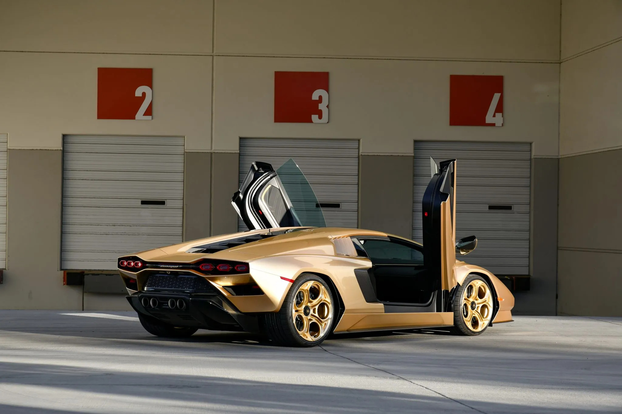 2022 Lamborghini Countach LPI 800-4 Gold Auction - 7