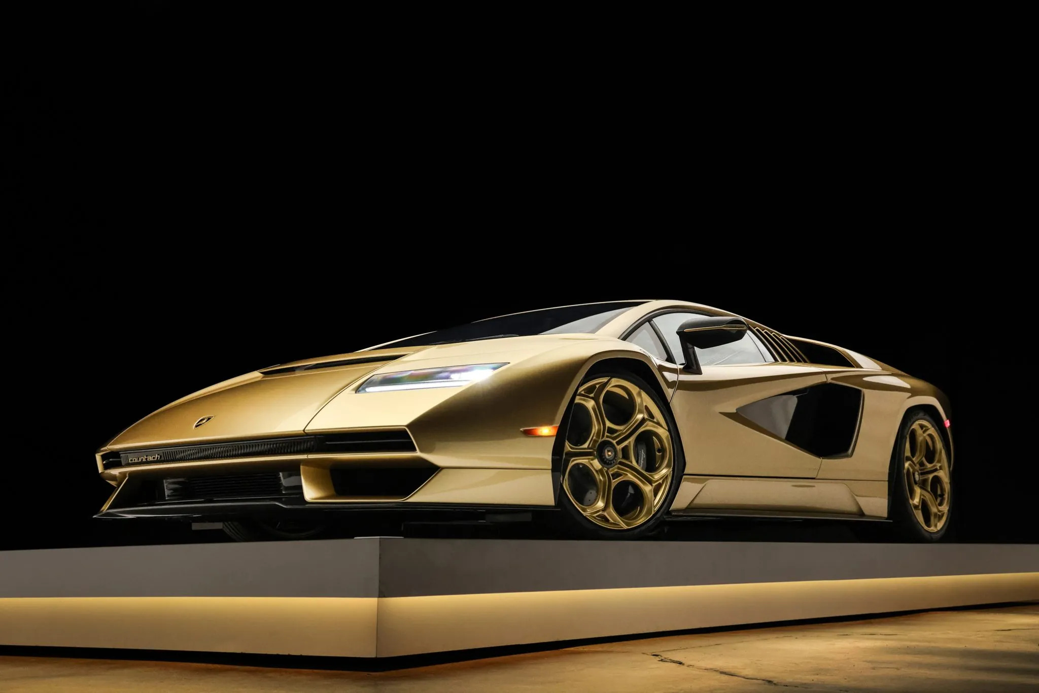 2022 Lamborghini Countach LPI 800-4 Gold Auction - 8