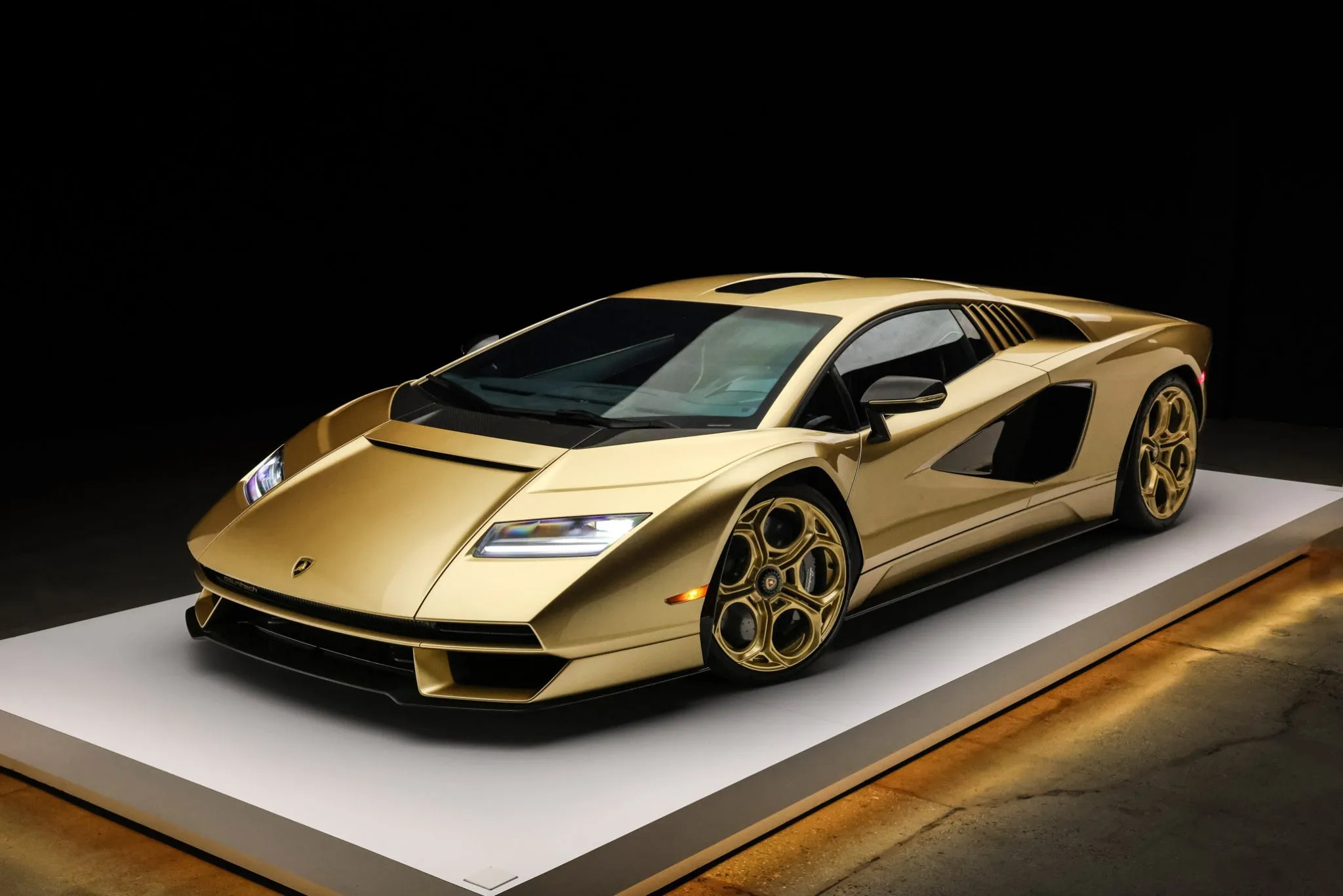 2022 Lamborghini Countach LPI 800-4 Gold Auction - 9