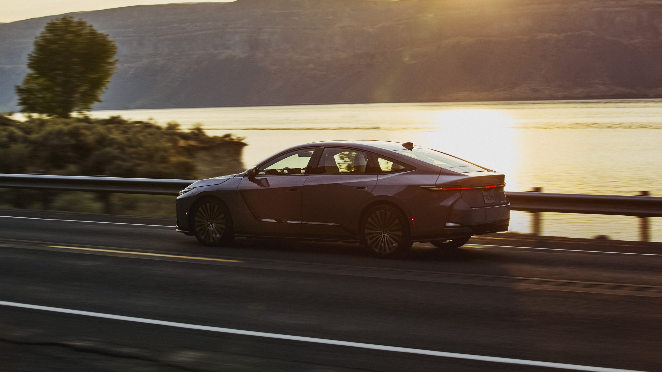 2026_Lexus_ES_350e_003