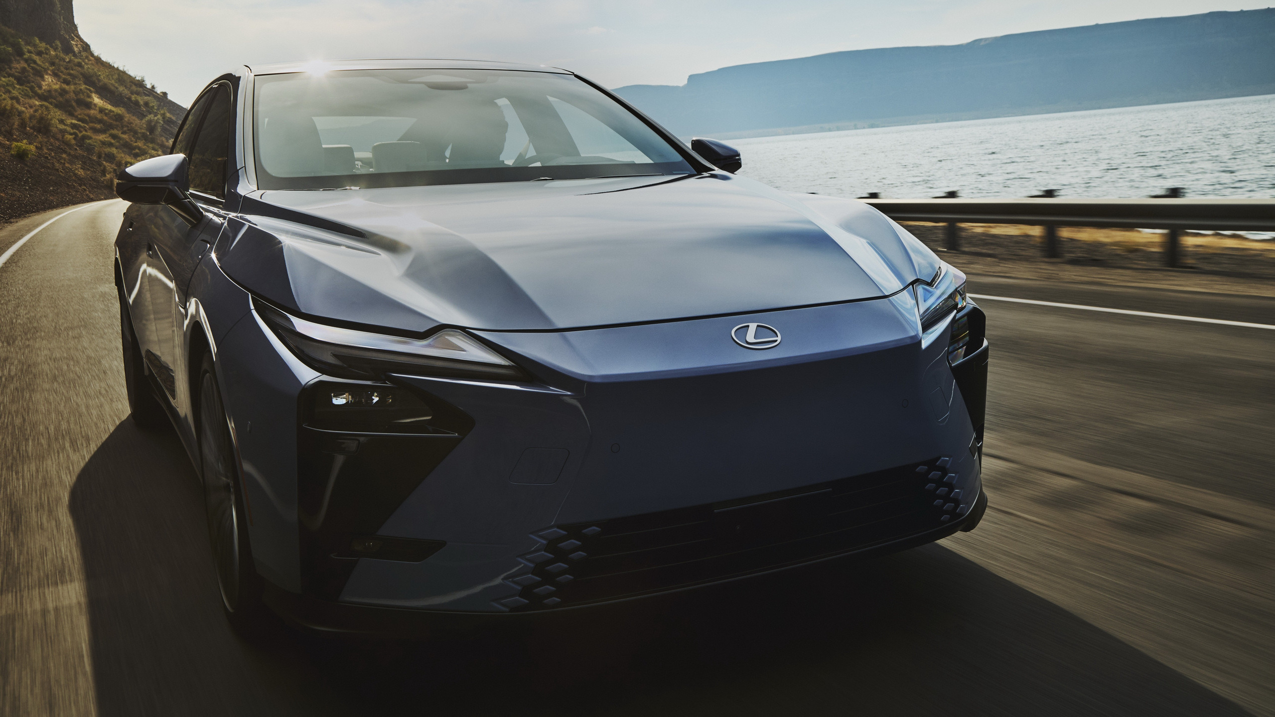 2026_Lexus_ES_350e_015