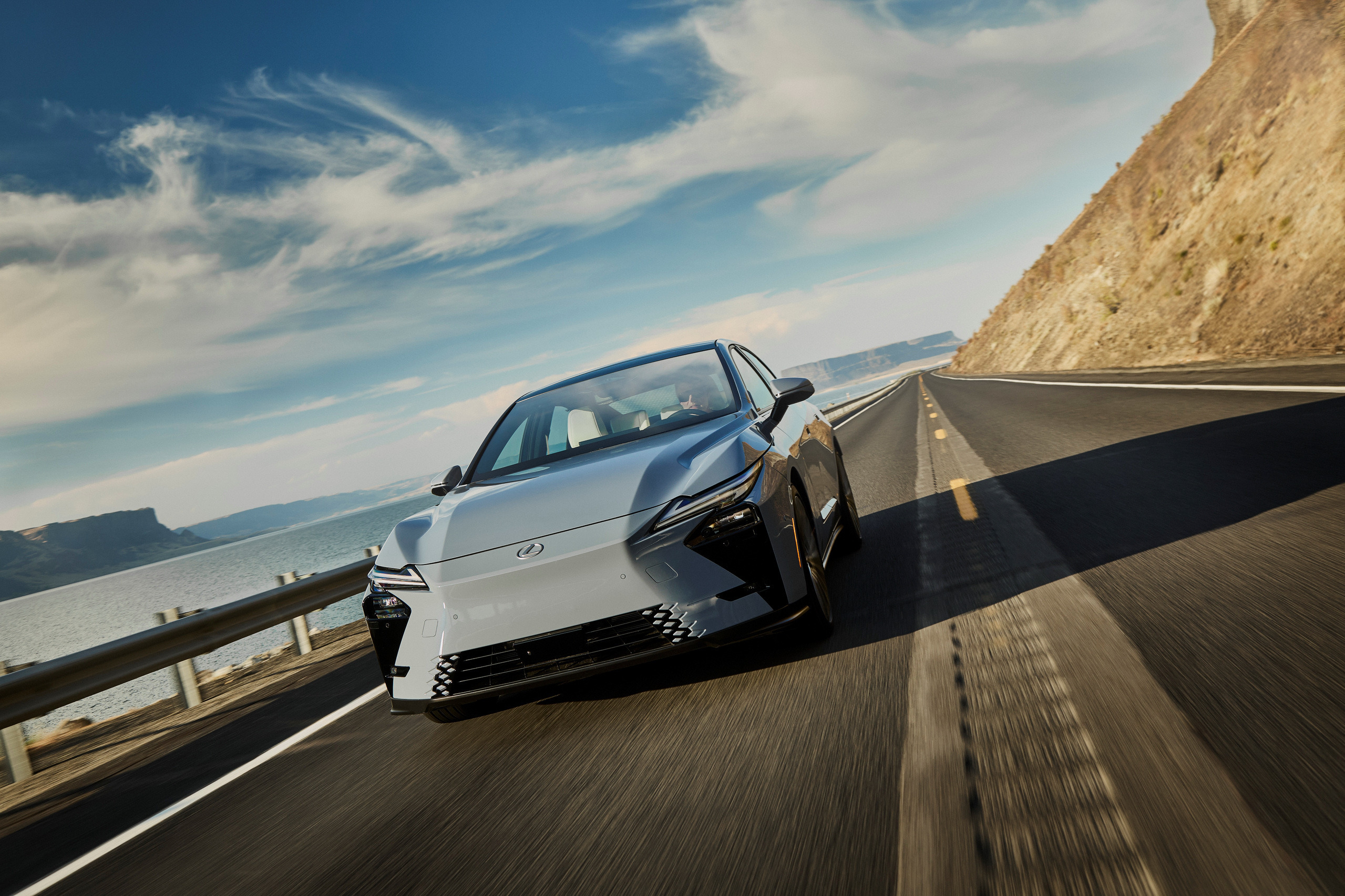 2026_Lexus_ES_350e_021