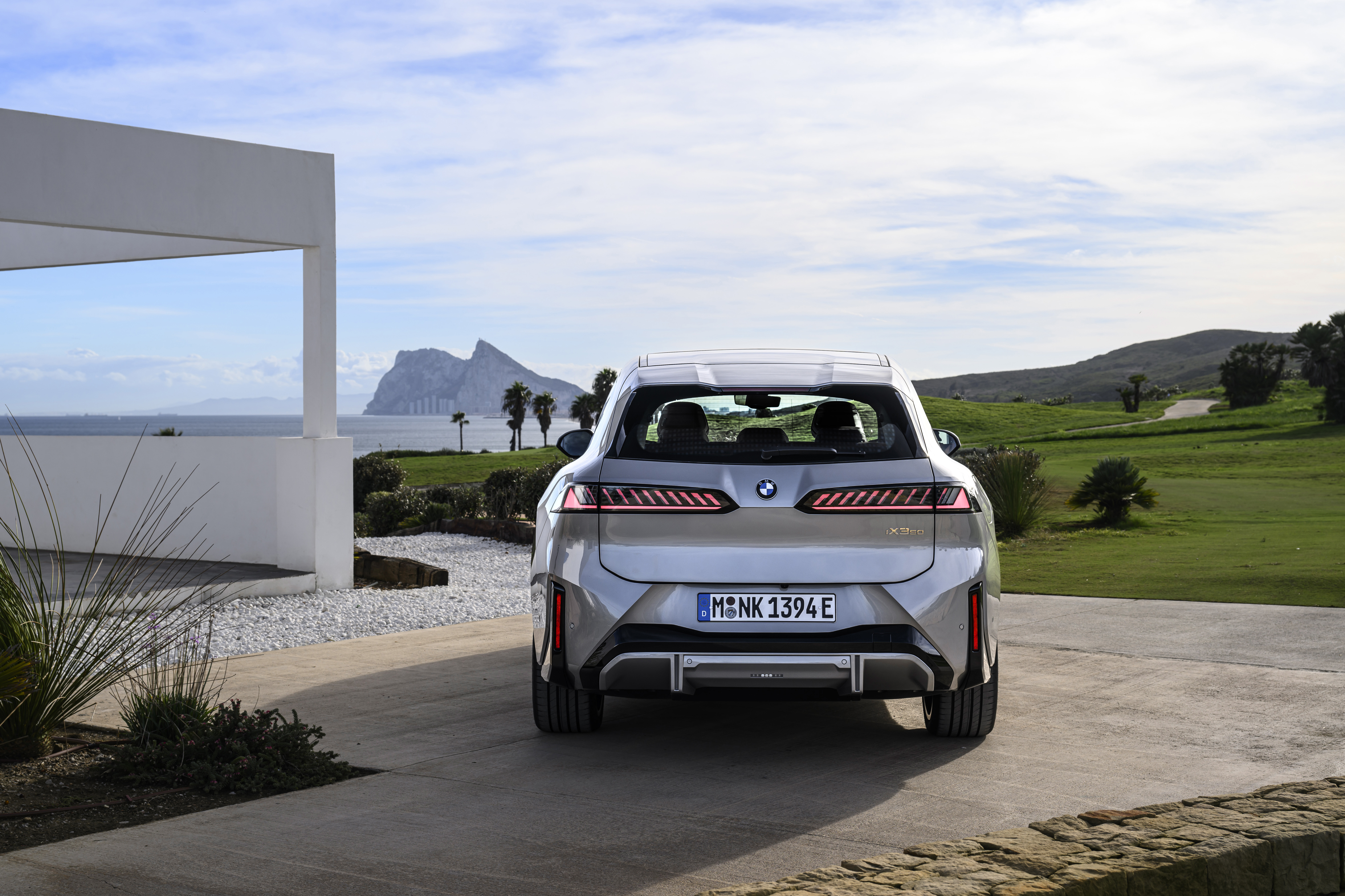 P90626613_highRes_the-new-bmw-ix3-50-x