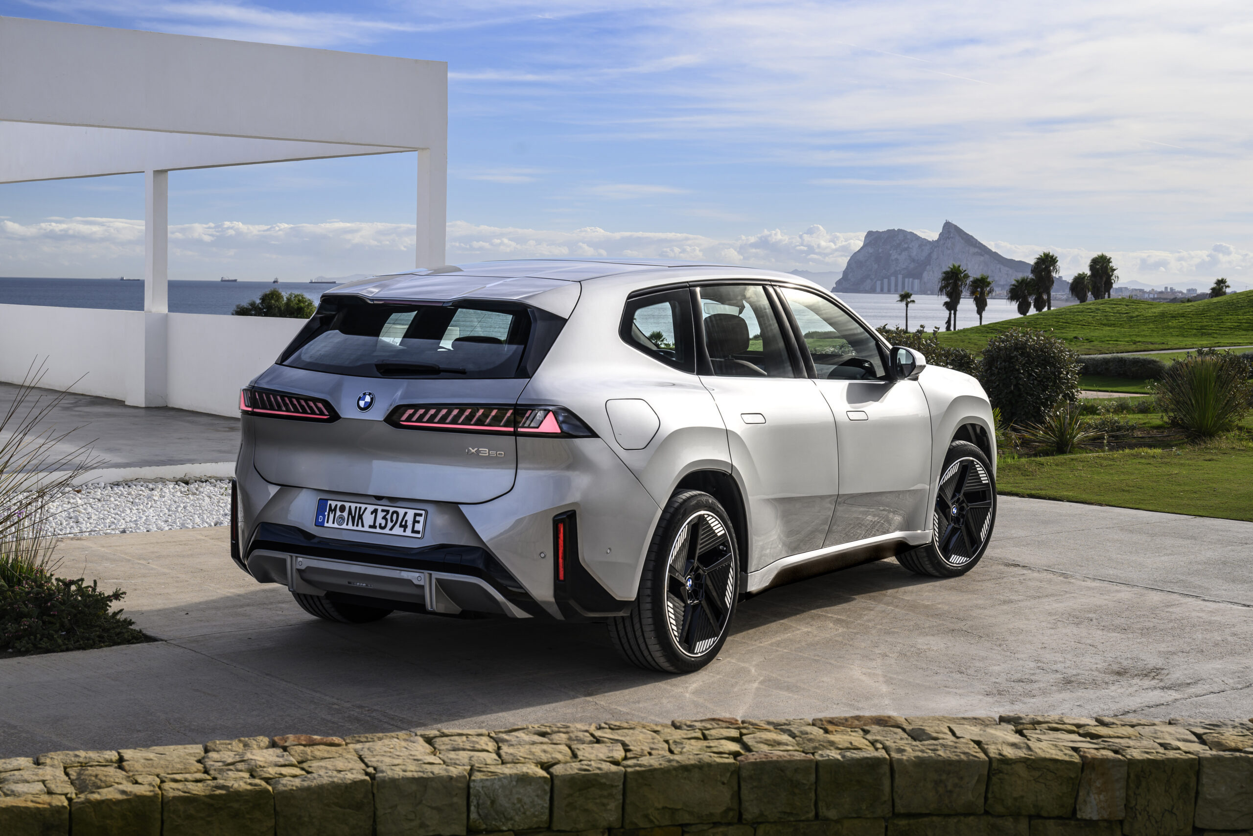 P90626612_highRes_the-new-bmw-ix3-50-x