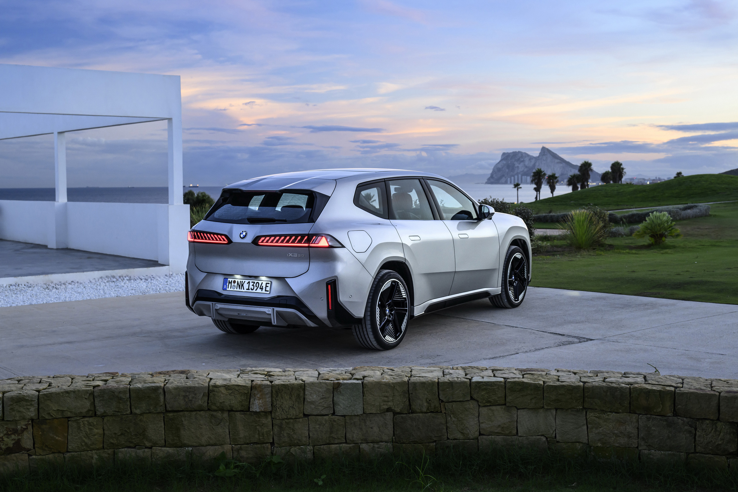P90626616_highRes_the-new-bmw-ix3-50-x