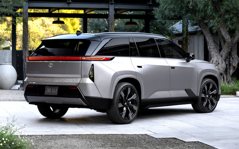 2027_Toyota_Highlander_Limited_Spellbound2Tone_002 copy