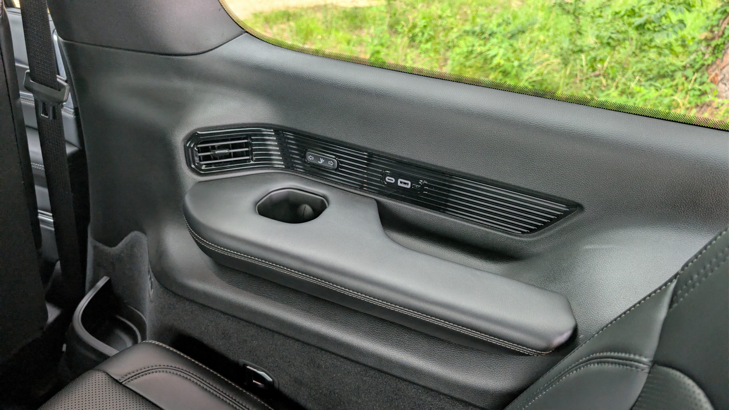 2026 Jeep Grand Wagoneer by Stephen Rivers for Carscoops 41