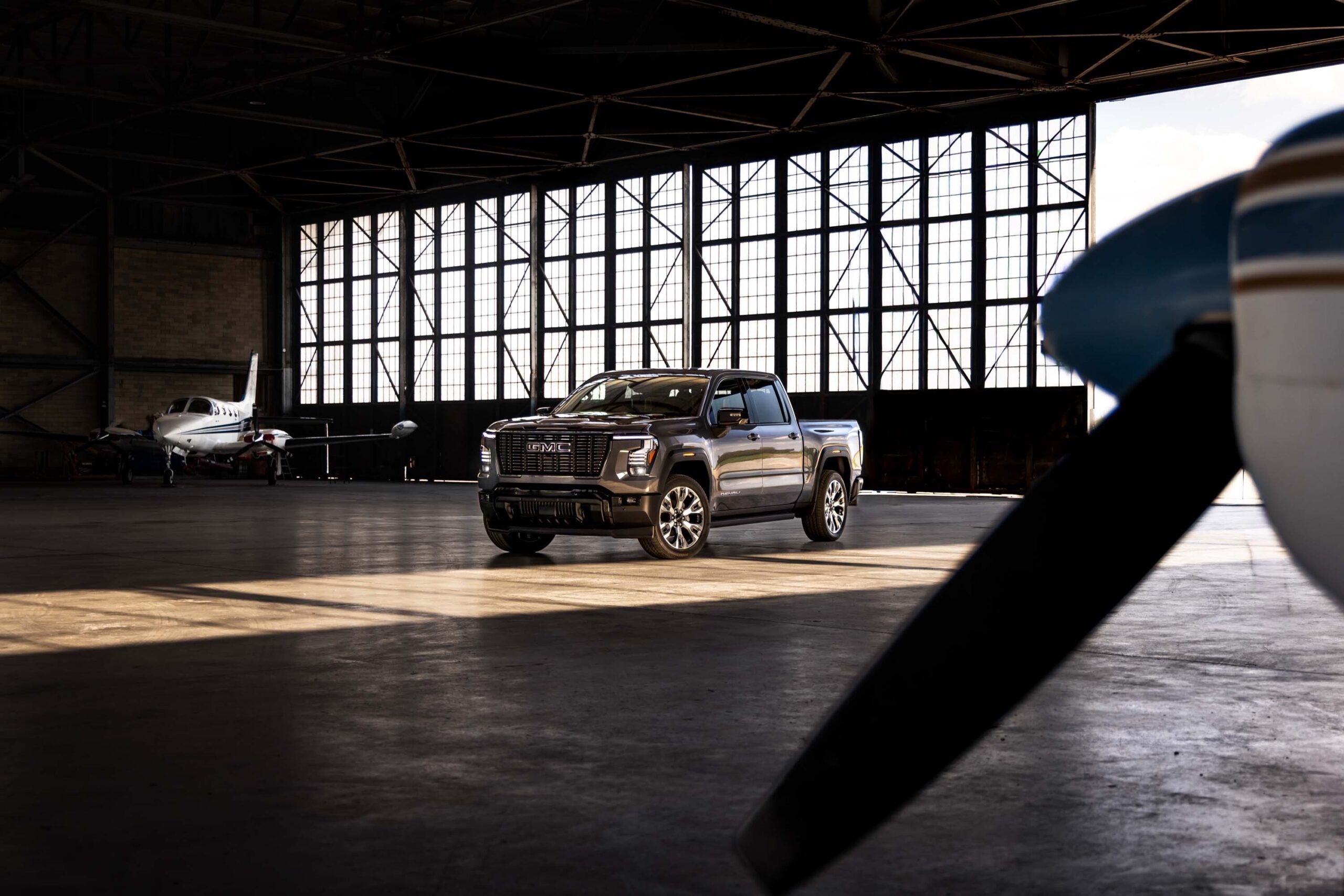 MY27_GMC_Sierra_Denail_Ultimate_AP1_1180