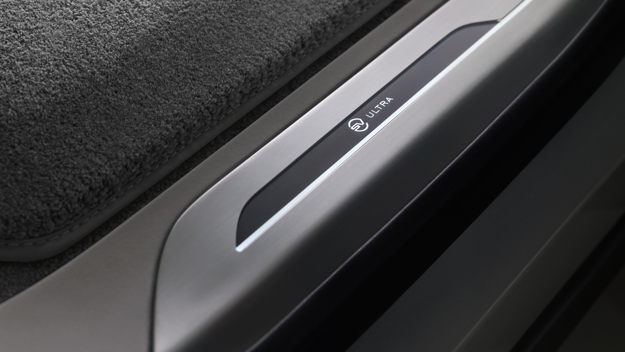 RR_SV_Ultra_27MY_Detail_Treadplates_01_290426
