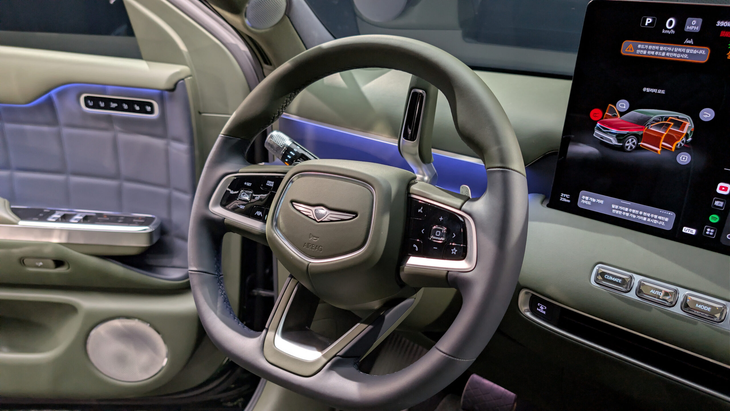 2028 Genesis GV90 179