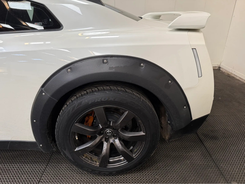 Cineva a ridicat un Nissan GT-R, a înșurubat o rezervă pe acoperiș și l-a numit Off-Roader