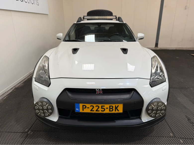 Cineva a ridicat un Nissan GT-R, a înșurubat o rezervă pe acoperiș și l-a numit Off-Roader