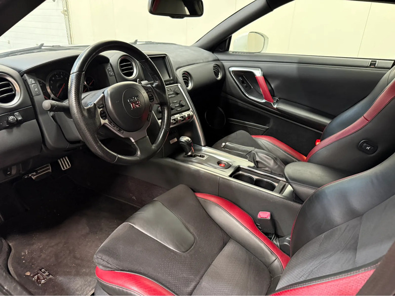 Cineva a ridicat un Nissan GT-R, a înșurubat o rezervă pe acoperiș și l-a numit Off-Roader