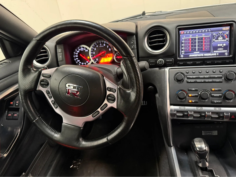 Cineva a ridicat un Nissan GT-R, a înșurubat o rezervă pe acoperiș și l-a numit Off-Roader