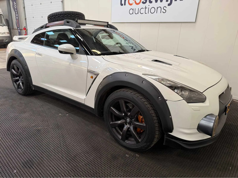 Cineva a ridicat un Nissan GT-R, a înșurubat o rezervă pe acoperiș și l-a numit Off-Roader