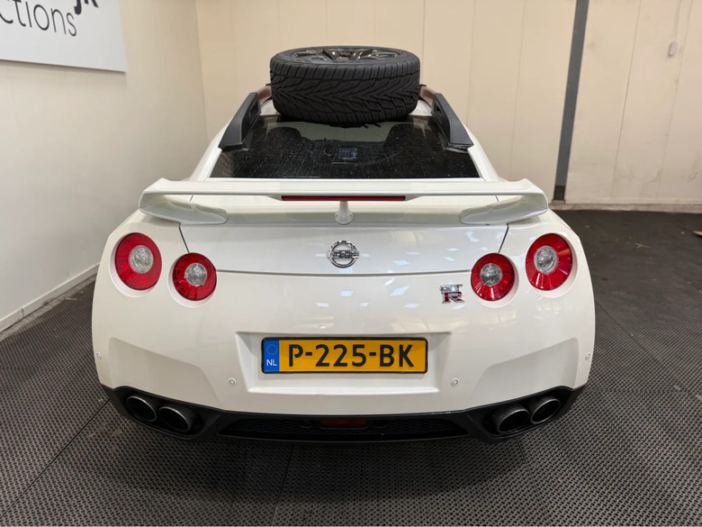 Cineva a ridicat un Nissan GT-R, a înșurubat o rezervă pe acoperiș și l-a numit Off-Roader