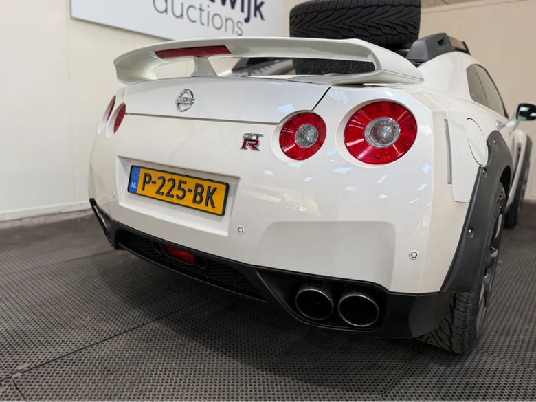 Cineva a ridicat un Nissan GT-R, a înșurubat o rezervă pe acoperiș și l-a numit Off-Roader