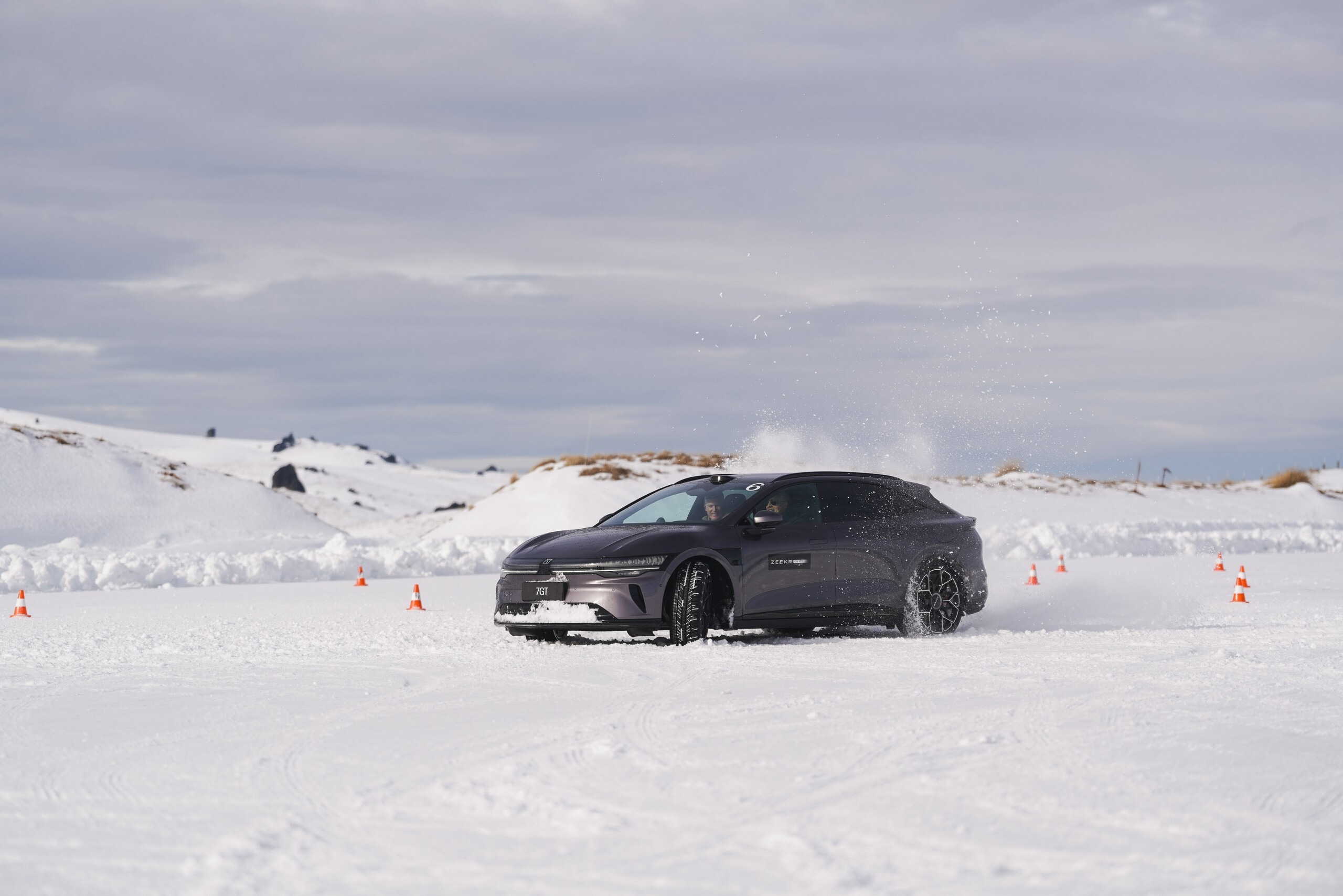 Zeekr 7GT snow pics - 10
