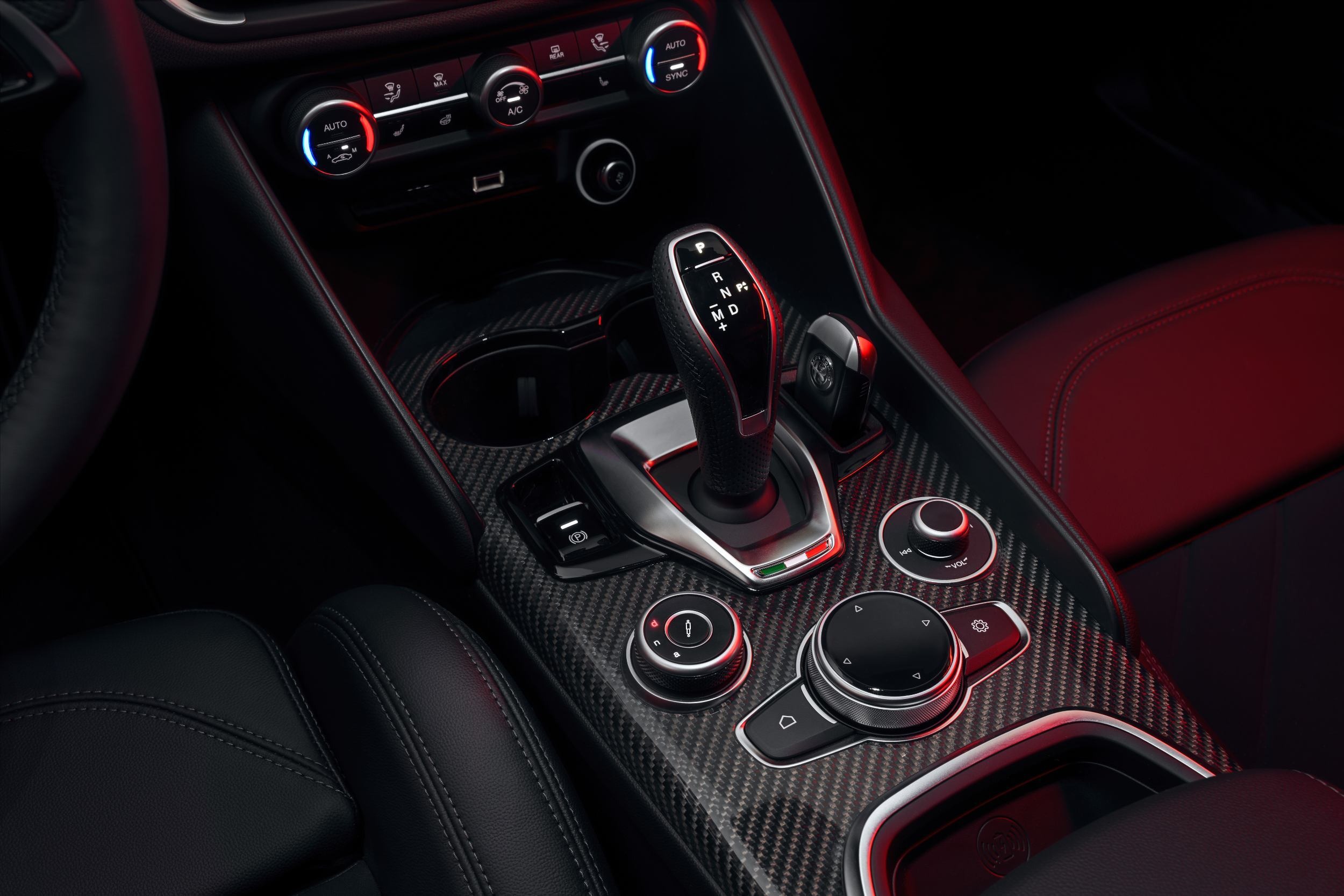 alfa-romeo-giulia-edizione-luna-rossa (13)