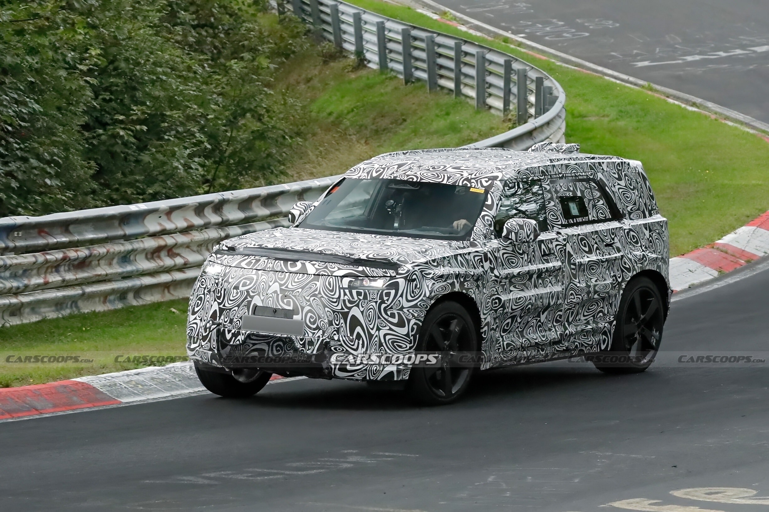 Land Rover Baby Defender spy shots Sep 2600011