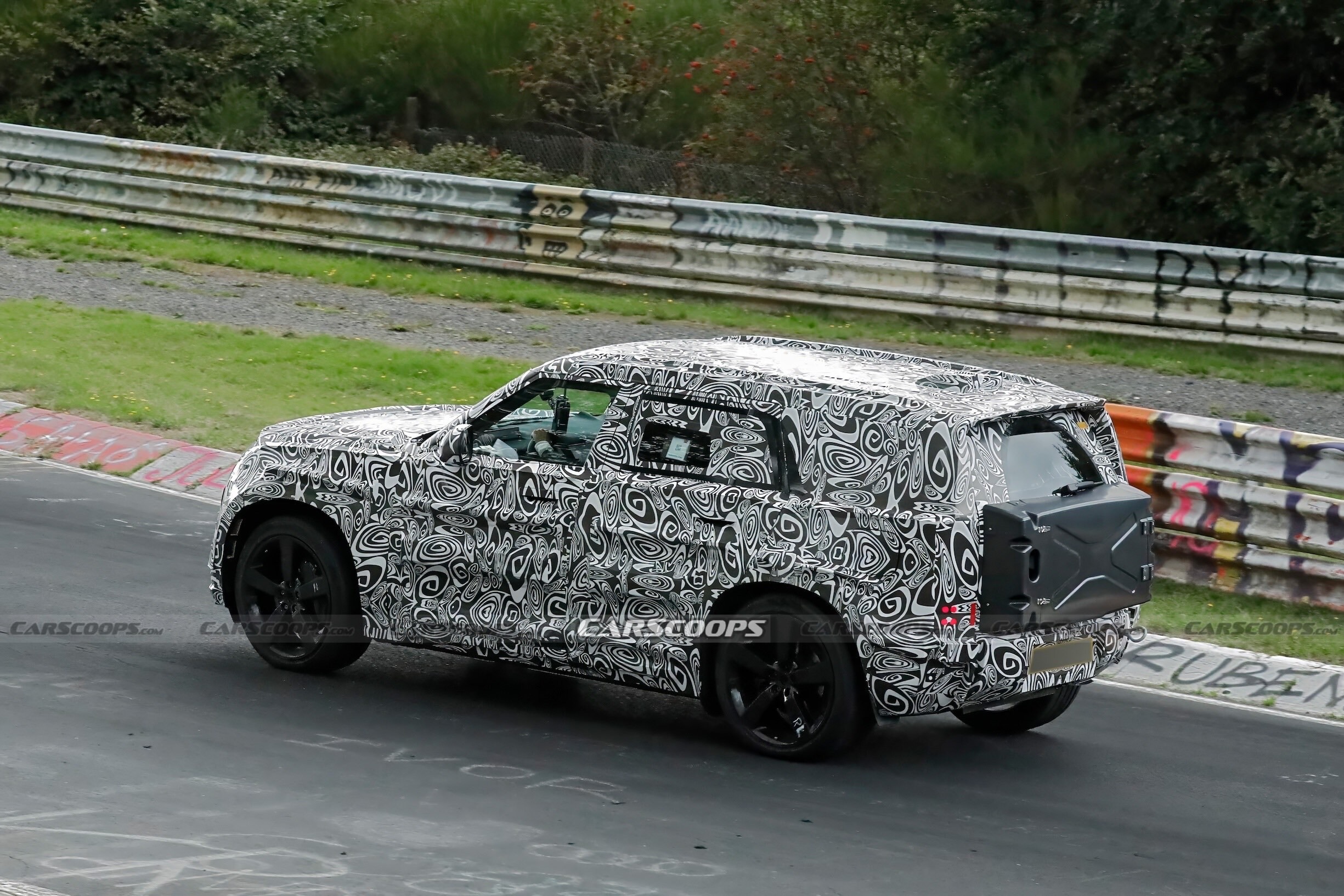 Land Rover Baby Defender spy shots Sep 2600014