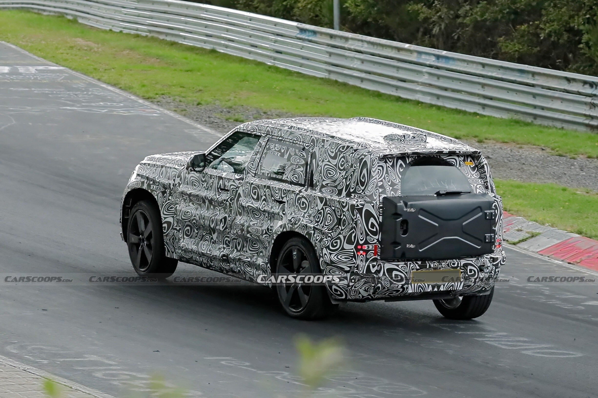 Land Rover Baby Defender spy shots Sep 2600015